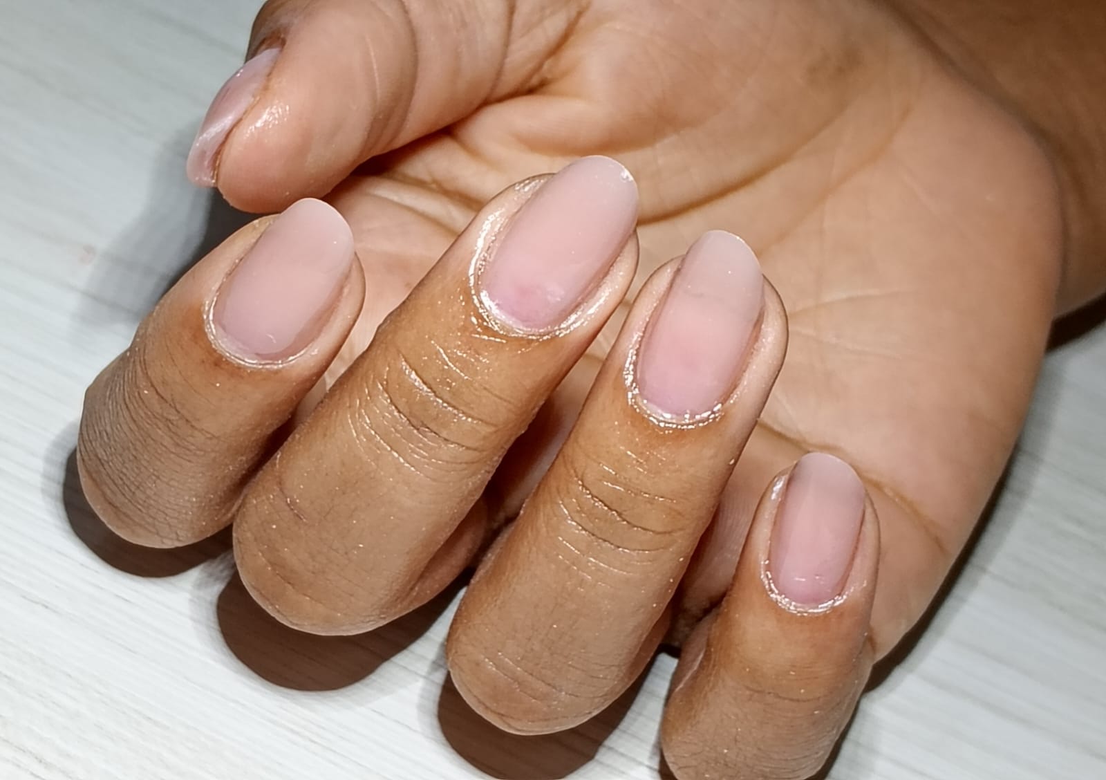 Unhas rosa nude com acabamento brilhante