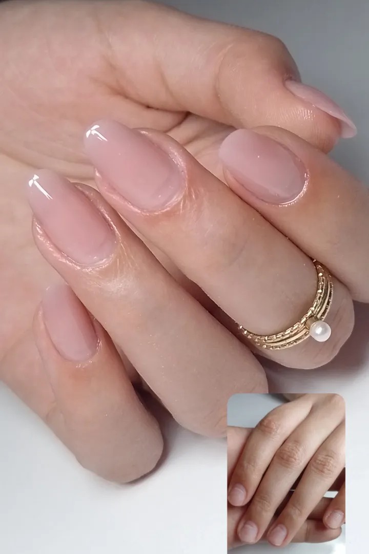Unhas delicadas com detalhe azul e dourado