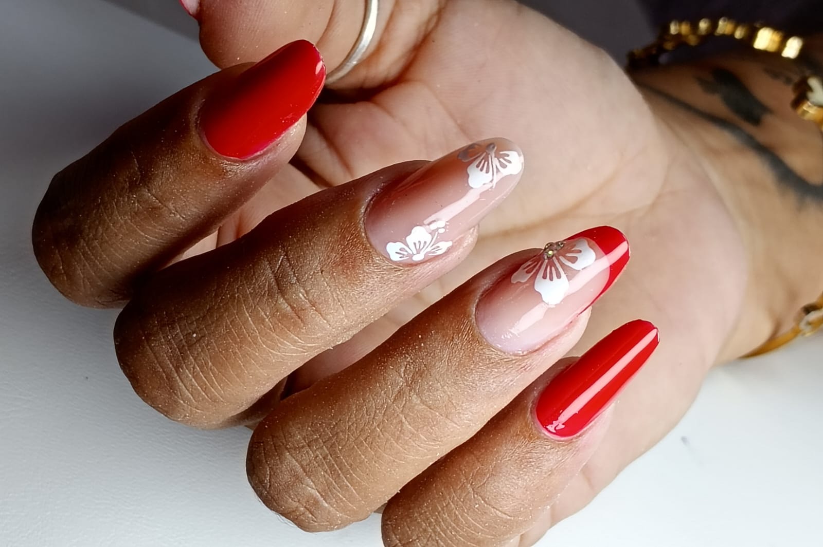 Unhas em gel com francesinha e brilho