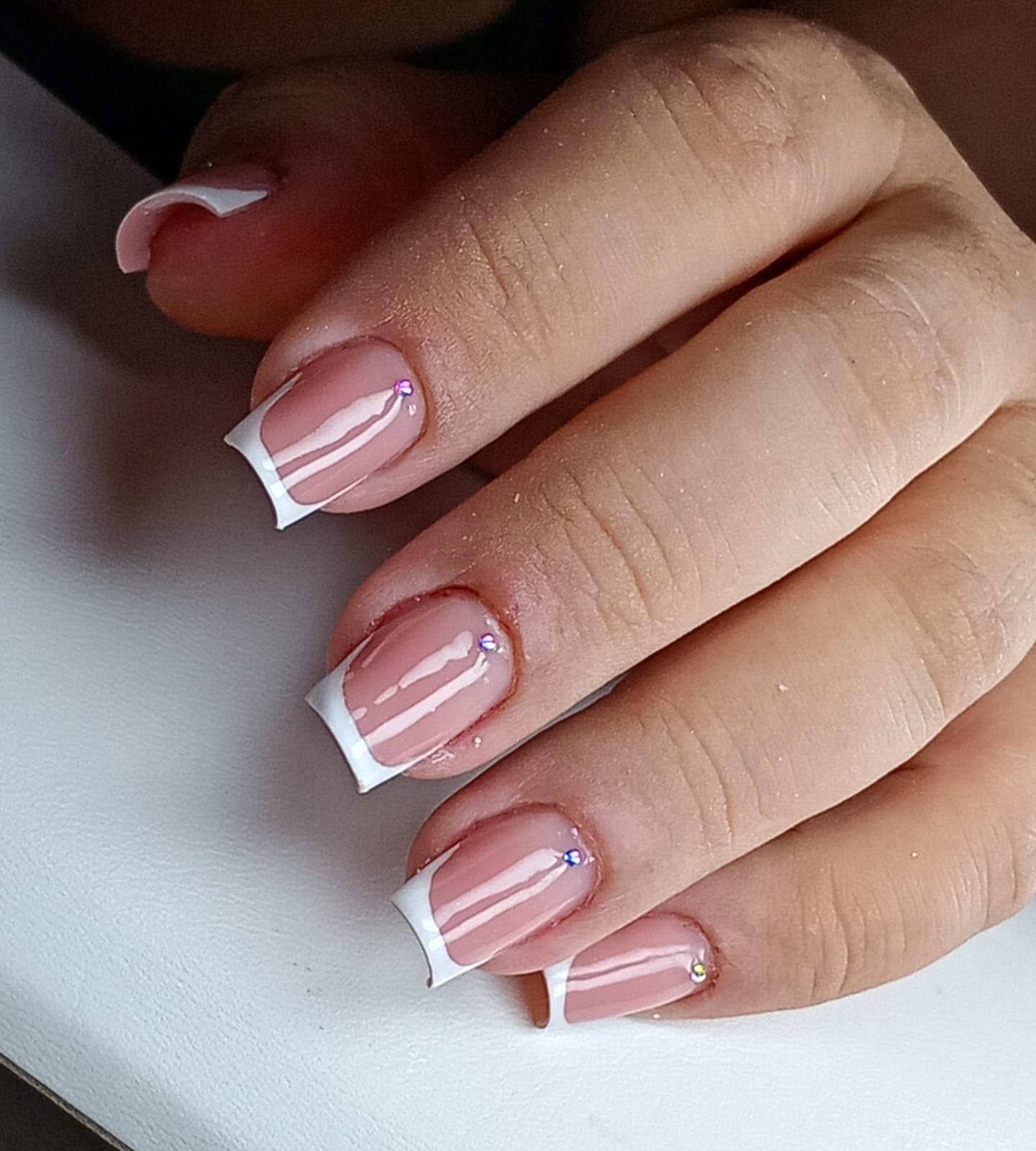 Unhas nude com design brilhante