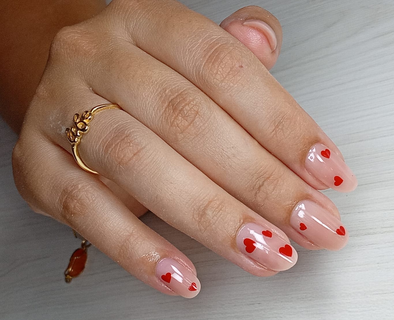 Unhas em tom rosa claro com decoração discreta