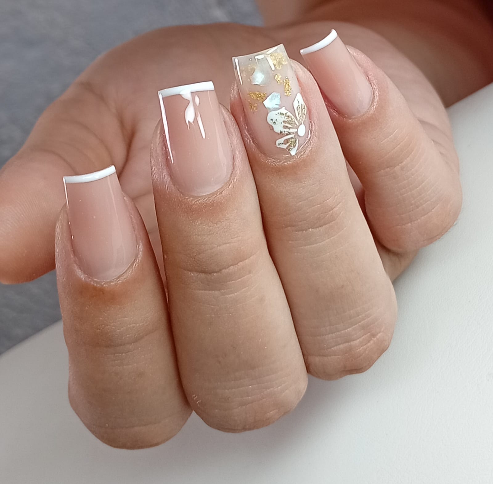 Unhas curtas com acabamento rosado