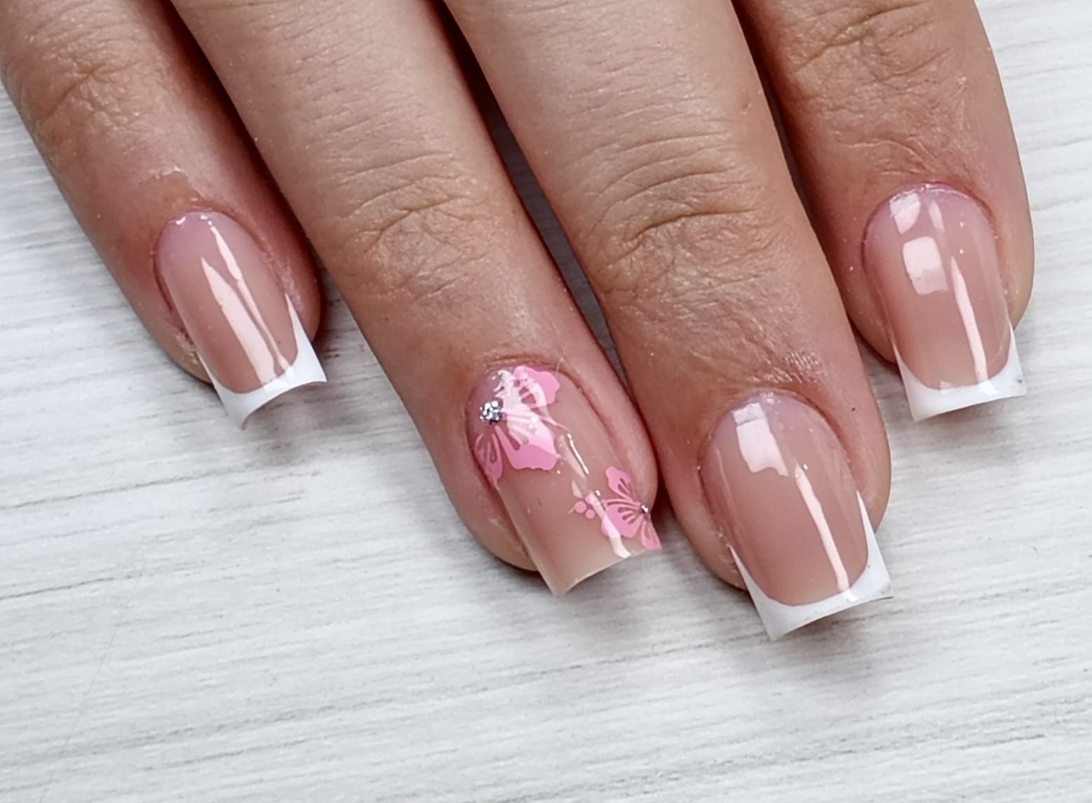 Unhas decoradas com brilho e detalhe delicado