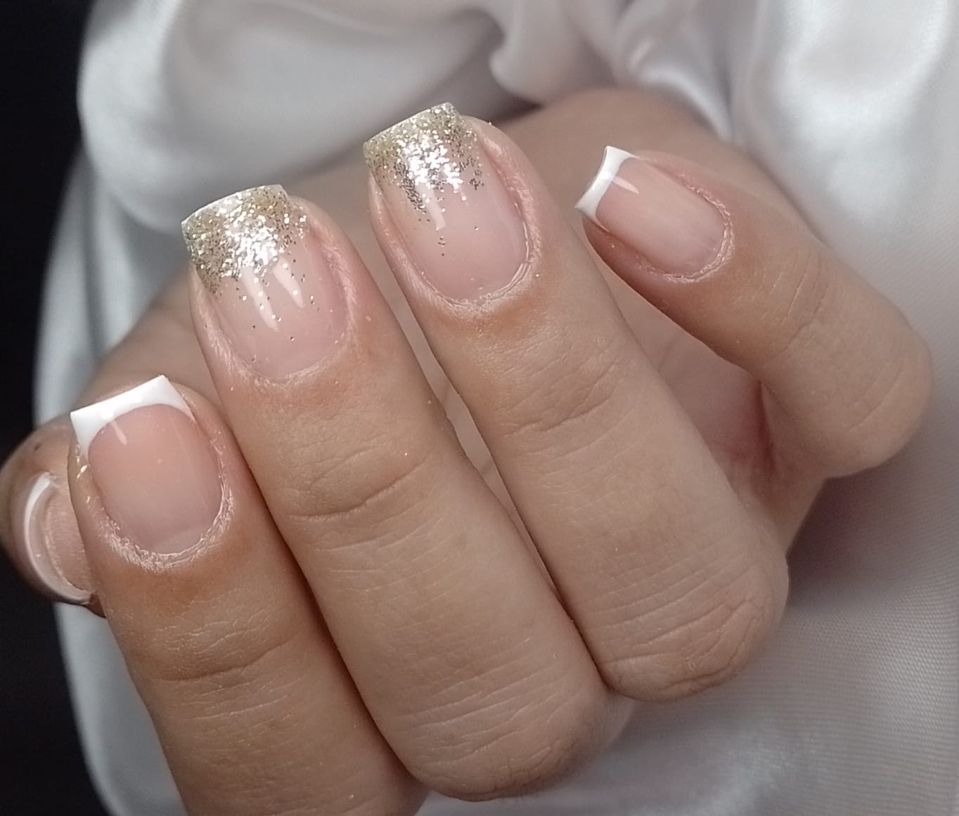 Unhas com nail art em tons suaves