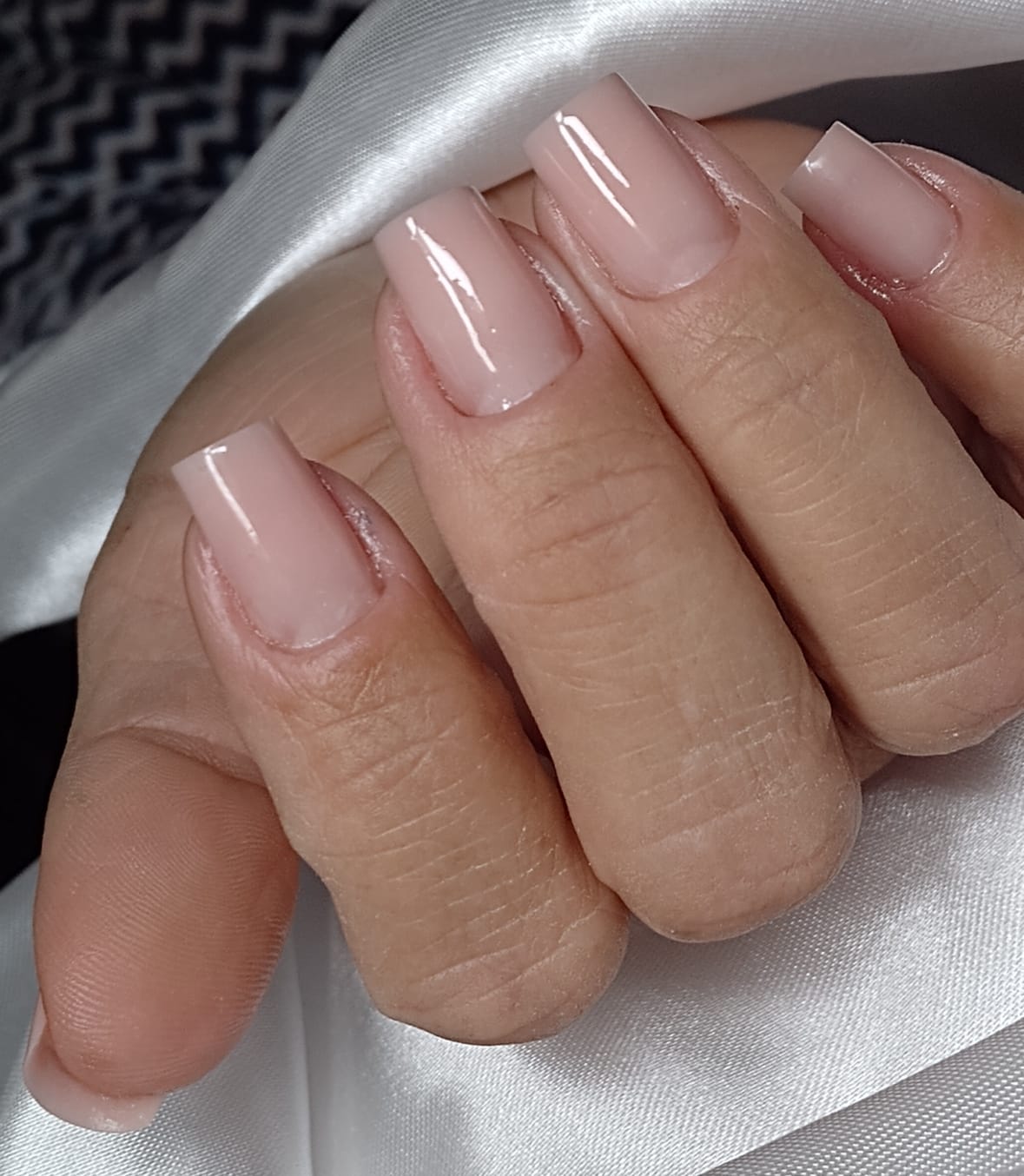 Unhas nude brilhantes em formato quadrado